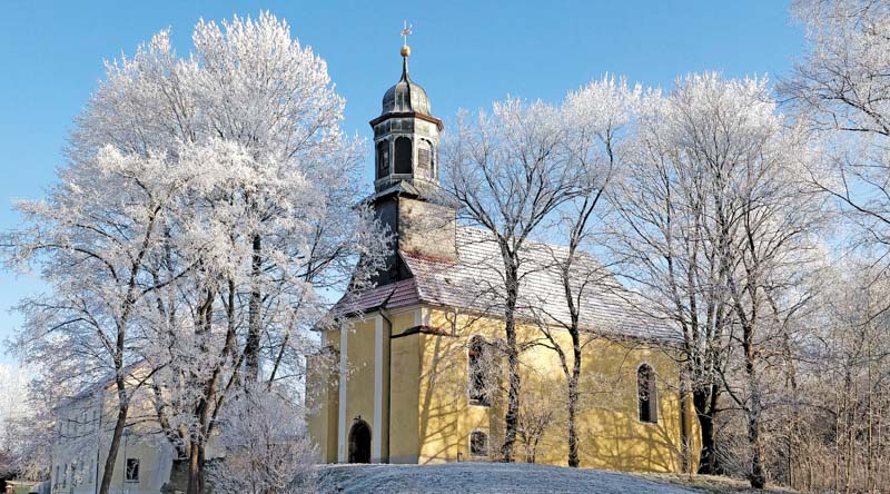 Ansicht einer kleinen Kirche in Winterlandschaft